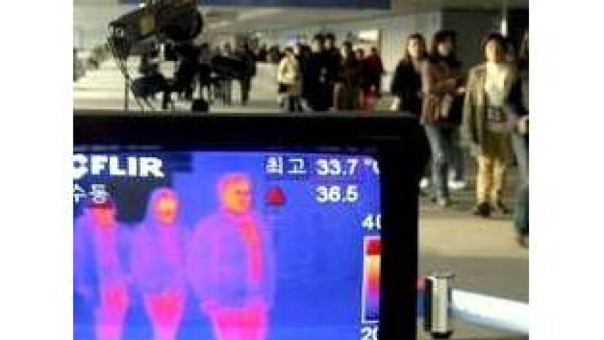 Un sistema de termómetro a distancia controla la temperatura del pasaje en el aeropuerto de Seul