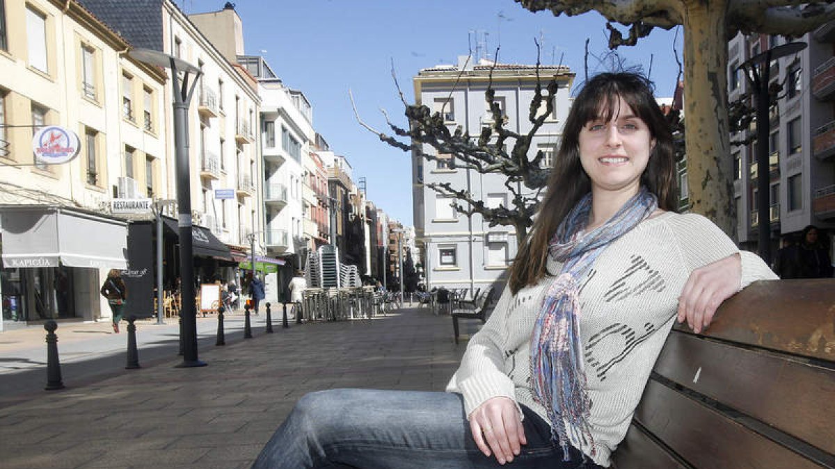 Violeta Rodríguez Piñán en la calle Burgo Nuevo, en León.