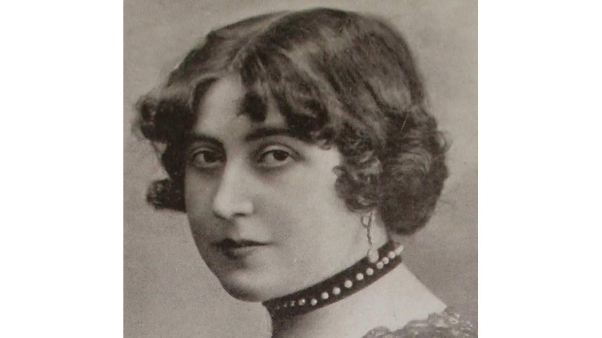 Placa colocada en la casa de Concha Espina, donde escribió ‘La esfinge maragata’, colocada en el centenario de la escritora