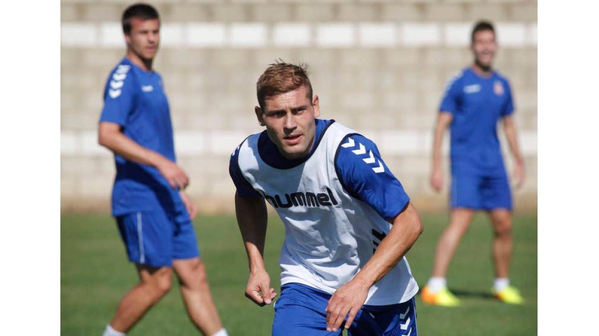 El delantero de la Cultural Diego Torres, durante un entrenamiento con el primer equipo.