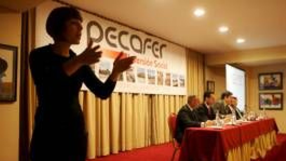 Una intérprete de signos traduce la presentación de ayer