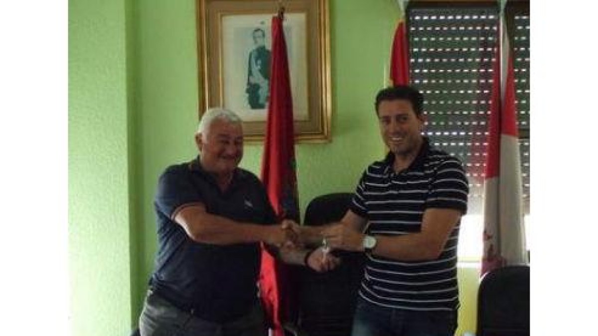 Francisco González recibió las llaves de manos del alcalde.
