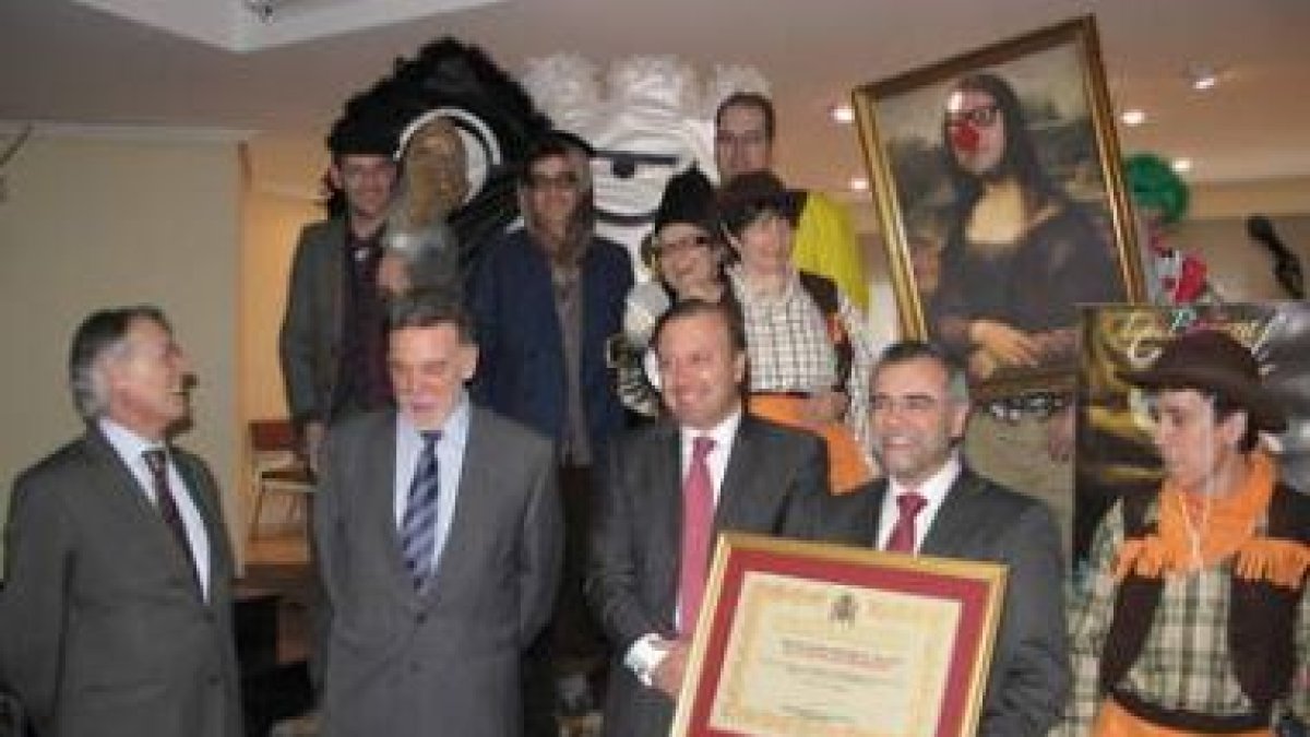 Álvarez, Alejo, Mesquida y Palazuelo, con algunos carnavaleros que asistieron al acto.