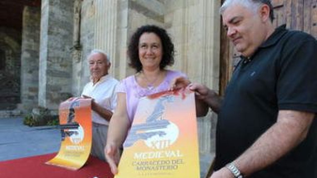 Los miembros de la organización posan con el cartel de la décimotercera edición.