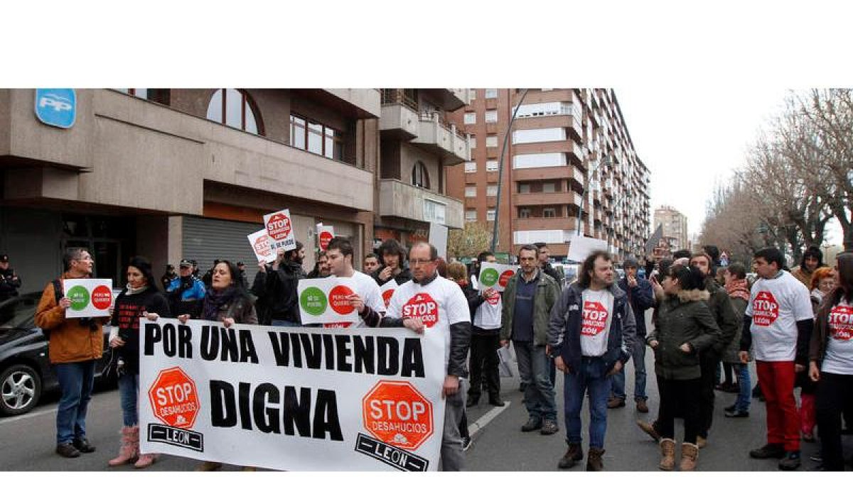 Un momento de la concentración frente a la sede del PP en el paseo de Salamanca.