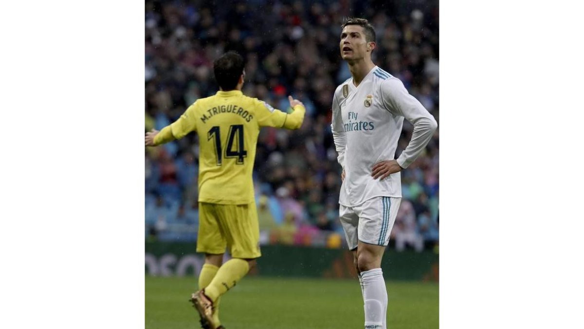 El delantero portugués del Real Madrid, Cristiano Ronaldo, desolado tras la derrota blanca. KIKO HUESCA
