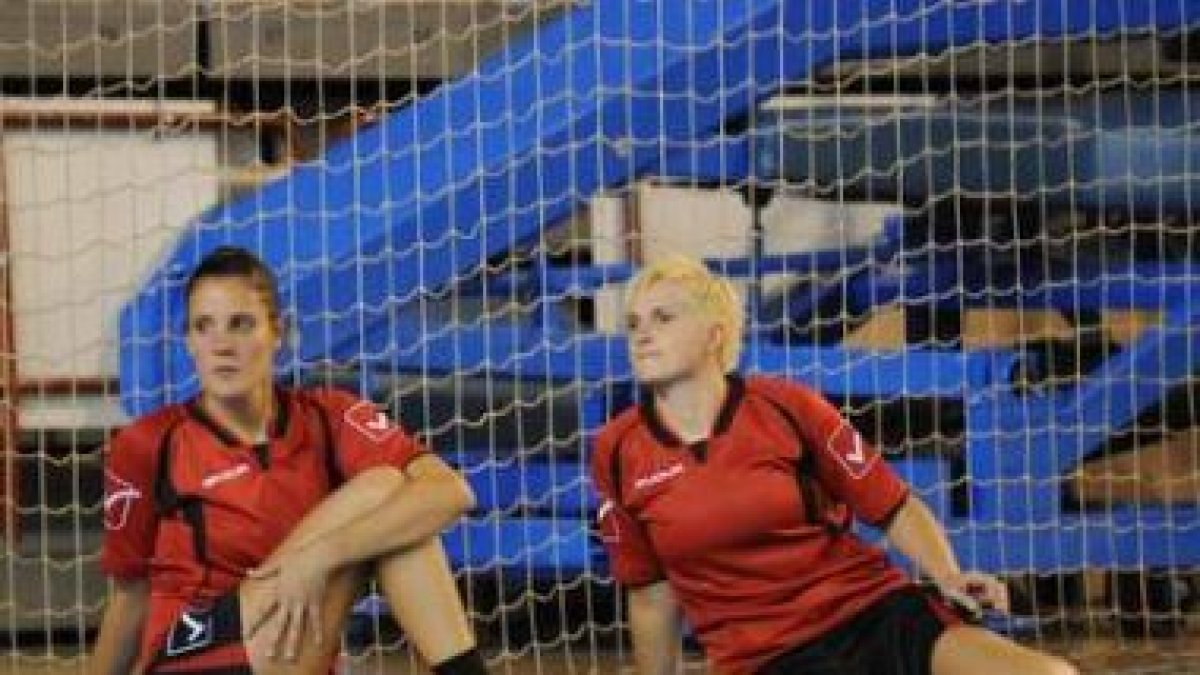 Las jugadoras del Cleba, Cristina y Alicia, durante los entrenamientos.