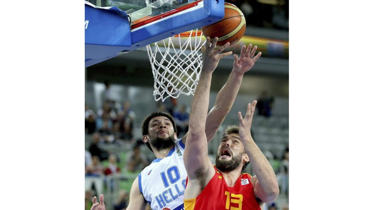 Marc Gasol intenta encestar ante el griego Kostas Papanikolaou durante el partido.