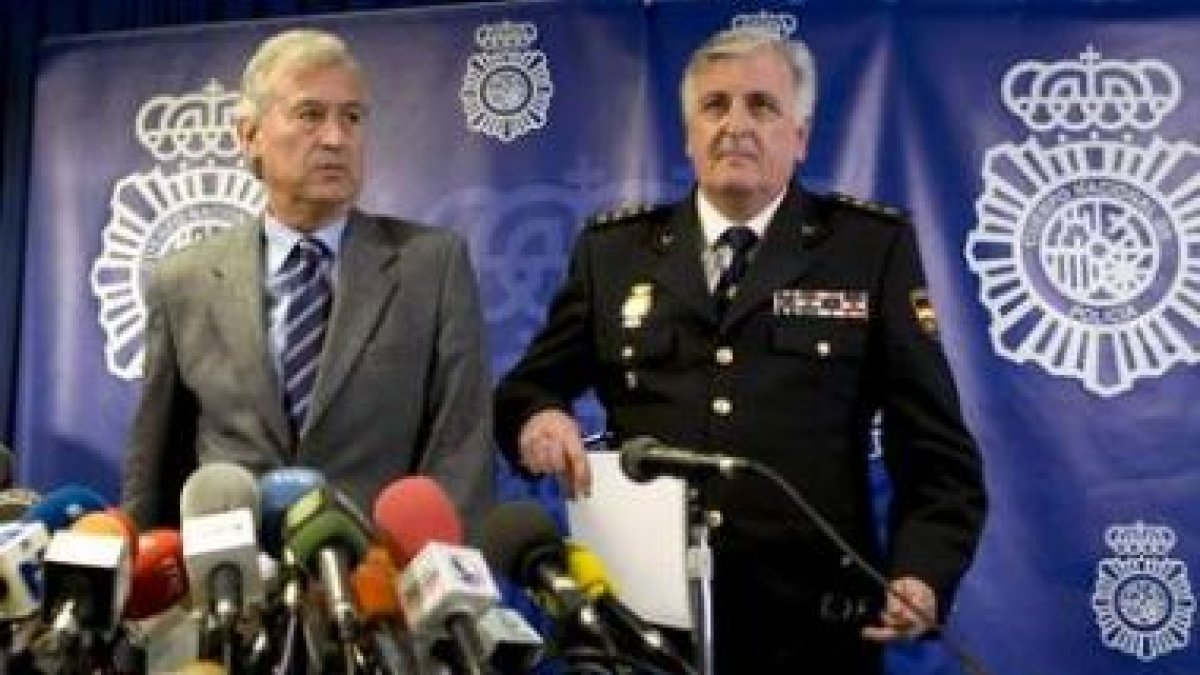 El delegado del Gobierno, Juan José López, y el jefe de policía de Andalucía Occidental, Enrique Álv