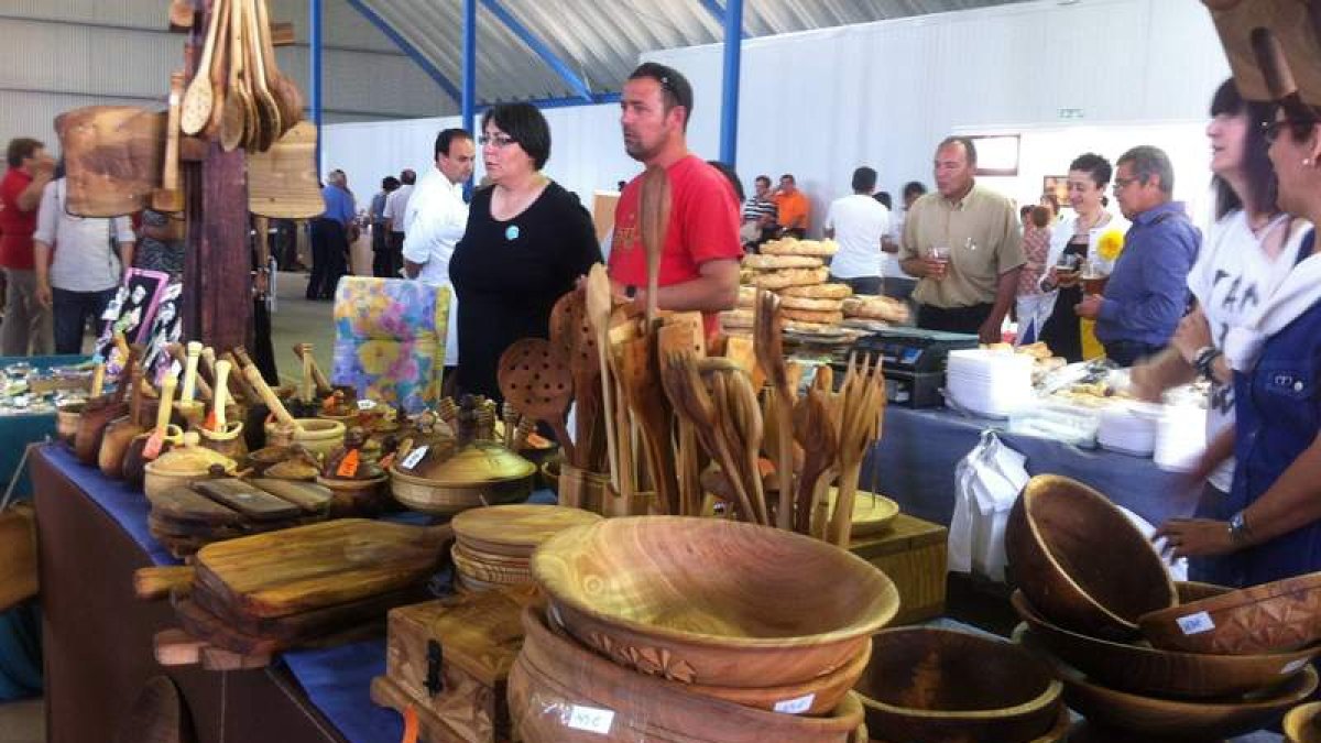 La feria de artesanía dejó las calles y se celebró por primera vez en un recinto cerrado.