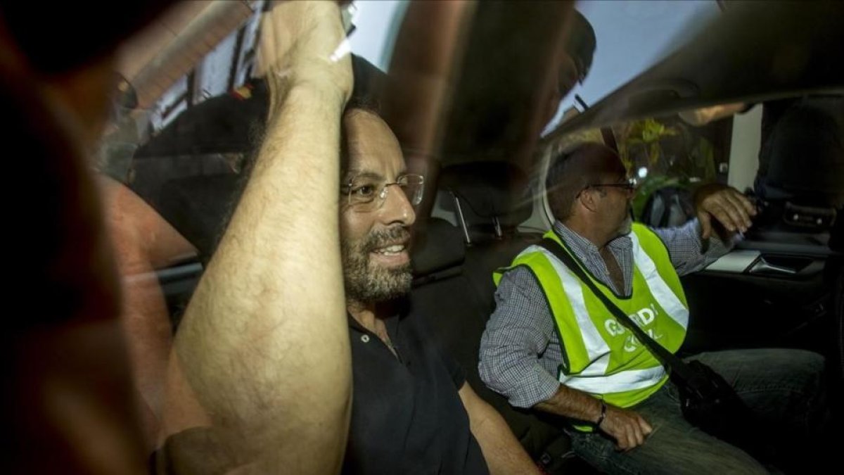 El expresidente del Barca Sandro Rosell sale detenido de su domicilio en la calle Deu i Mata por la guardia civil