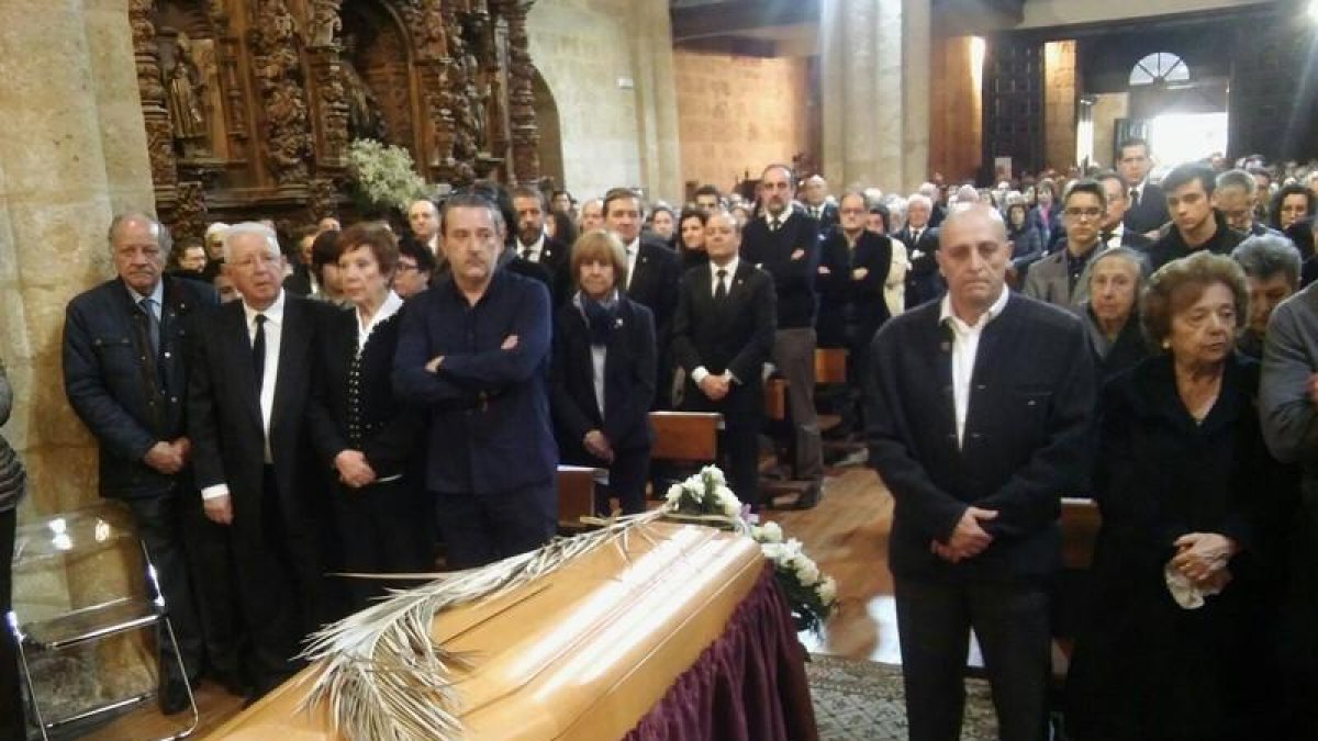 El féretro de don Enrique cubierto con una palma esta tarde en la iglesia del Mercado durante su funeral.