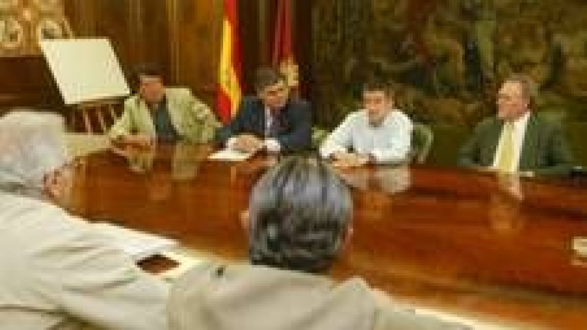 El alcalde de León, Francisco Fernández, en una de las reuniones mantenidas con responsables del CEL