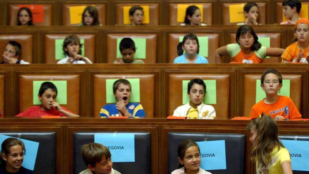 Los niños y jóvenes que acuden a las Cortes de Castilla y León realizan visitas a las salas más importantes del Parlamento.