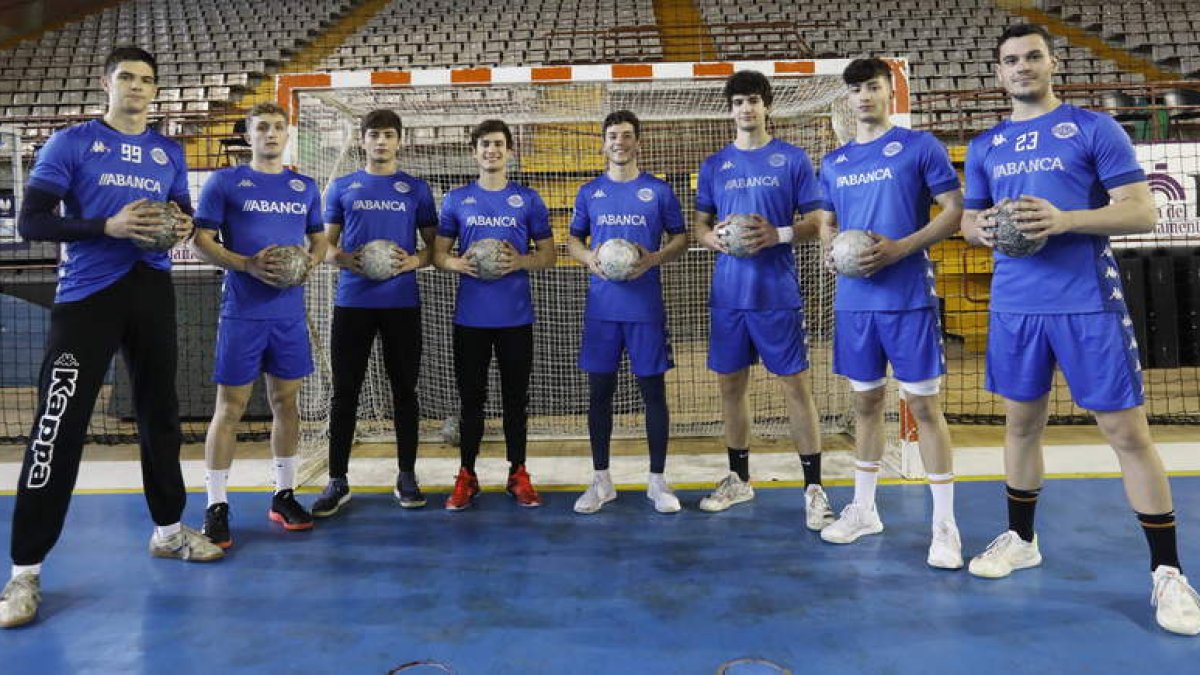 Cada vez más canteranos se hacen un hueco en el primer equipo del Abanca Ademar. MARCIANO PÉREZ
