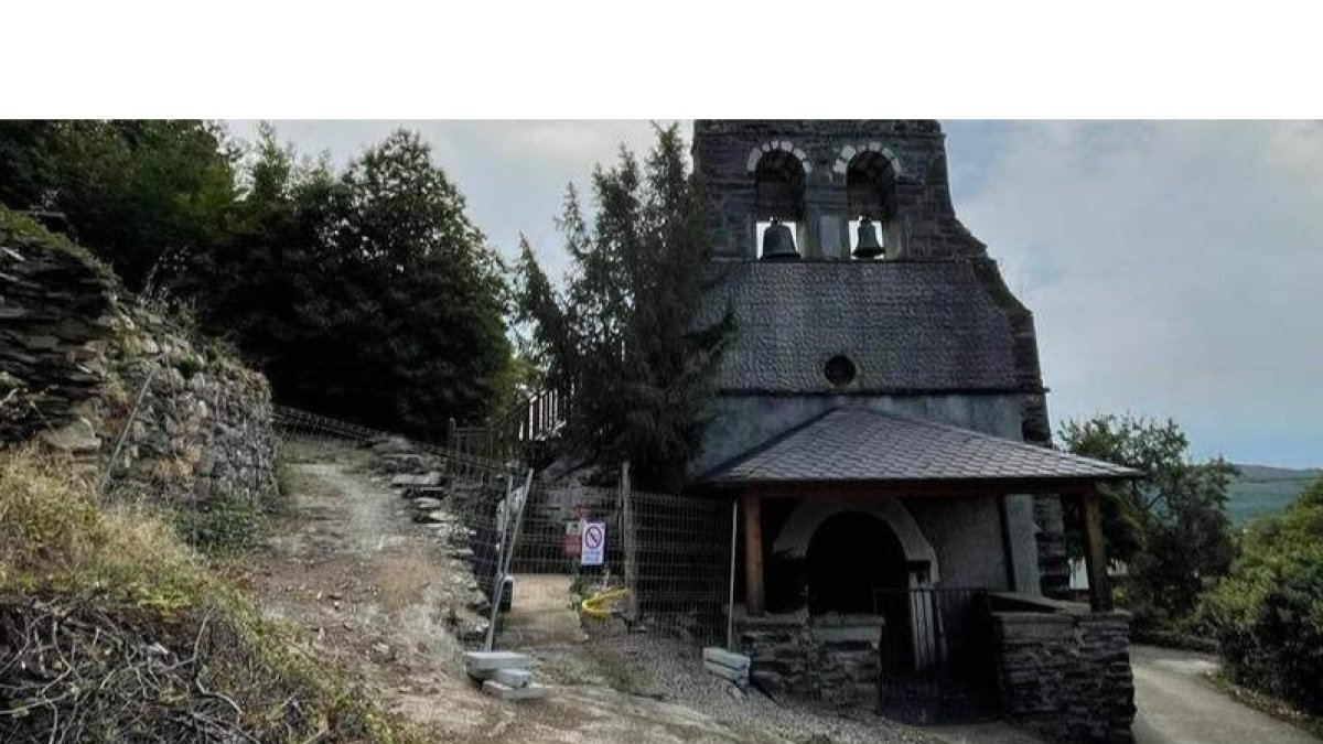 El acceso al campanario y al ábside de la iglesia está vedado por el vallado. DL