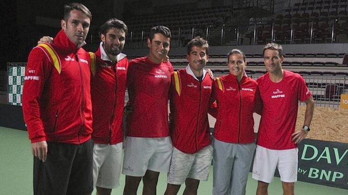 De izquierda a derecha, David Marrero, Pablo Andújar, Jaume Antoni Munar, Marc López, Conchita Martínez y Tommy Robredo, en el Fetisov Arena de Vladivostok.