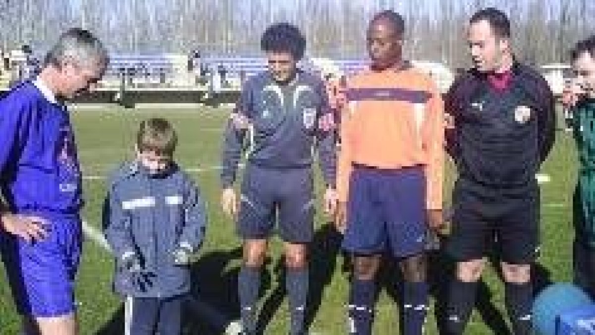 El angoleño Ismael, de León Acoge, conduce el balón