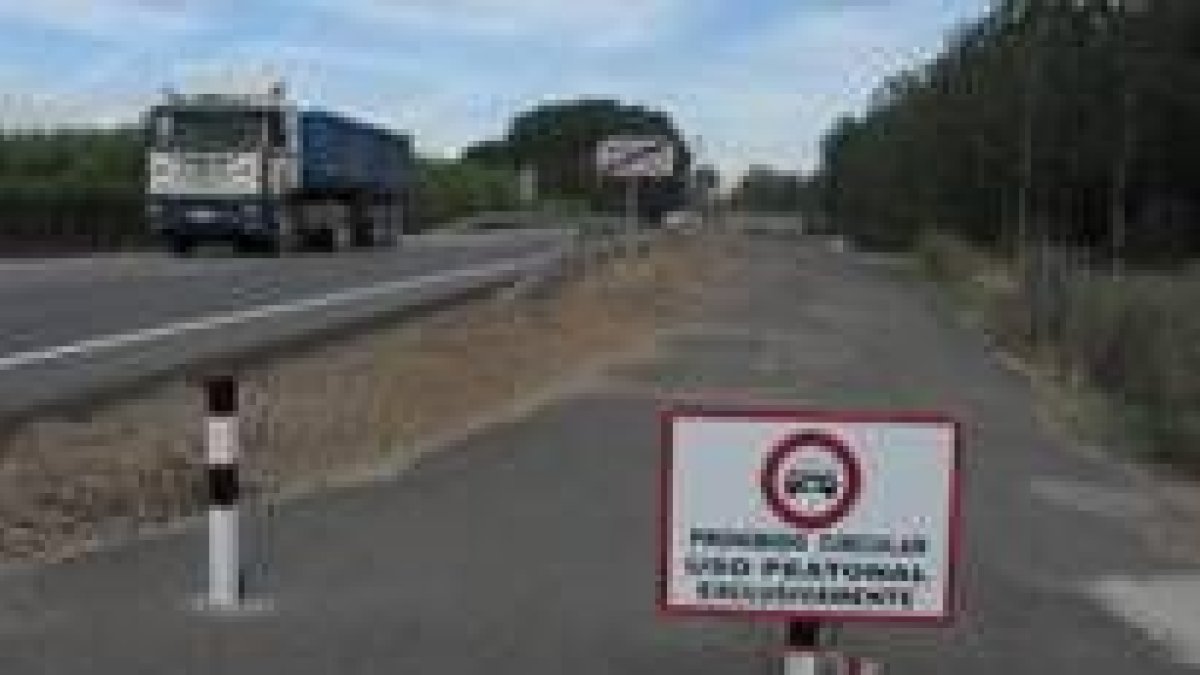 Un cartel muestra la imposibilidad de circular por el paseo