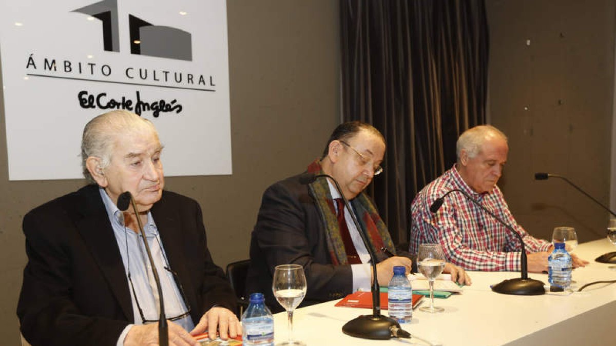 Antonio Gamoneda, José María Rojas Cabañeros y Alfonso García en la presentación del libro. MARCIANO PÉREZ