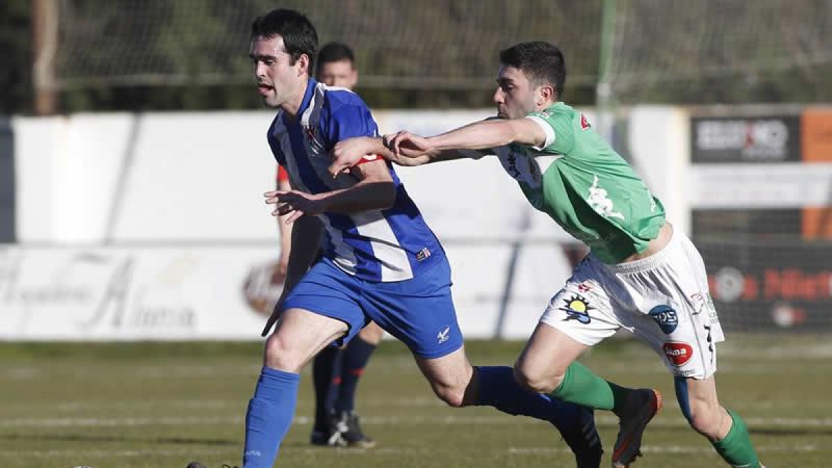 Iago Beceiro pelea por un balón con un contrario.