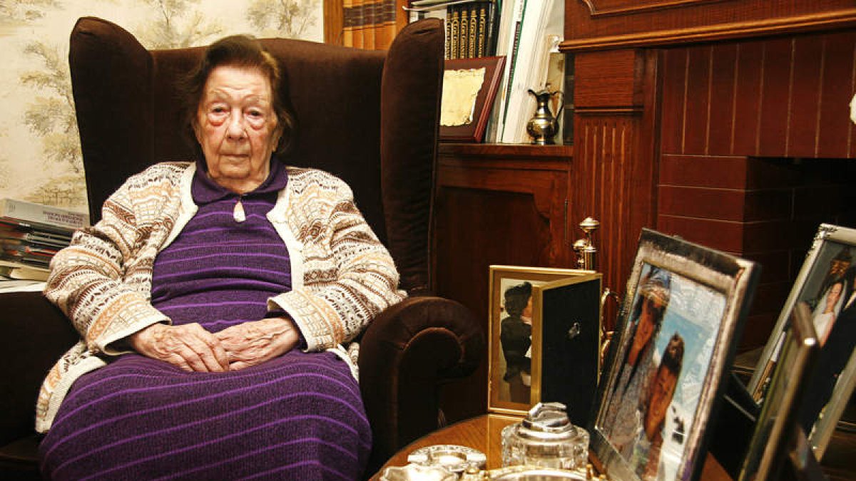 Albina Pérez, en su casa de León. FERNANDO OTERO
