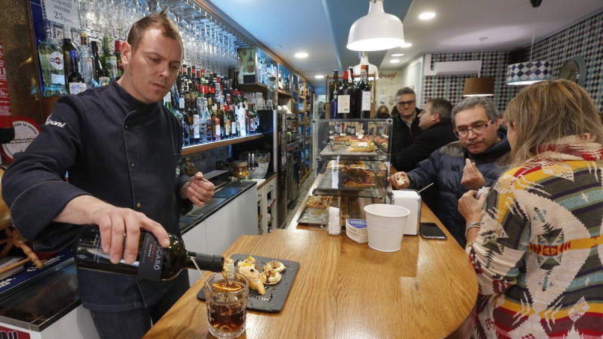 Rubén Lera es el propietario del Café Bar Rúa 11, ubicado en la calle del mismo nombre, junto a la plaza del San Marcelo y la calle Ancha. Teléfono y email de contacto: 987 178 637 y contacto@rua11.es.