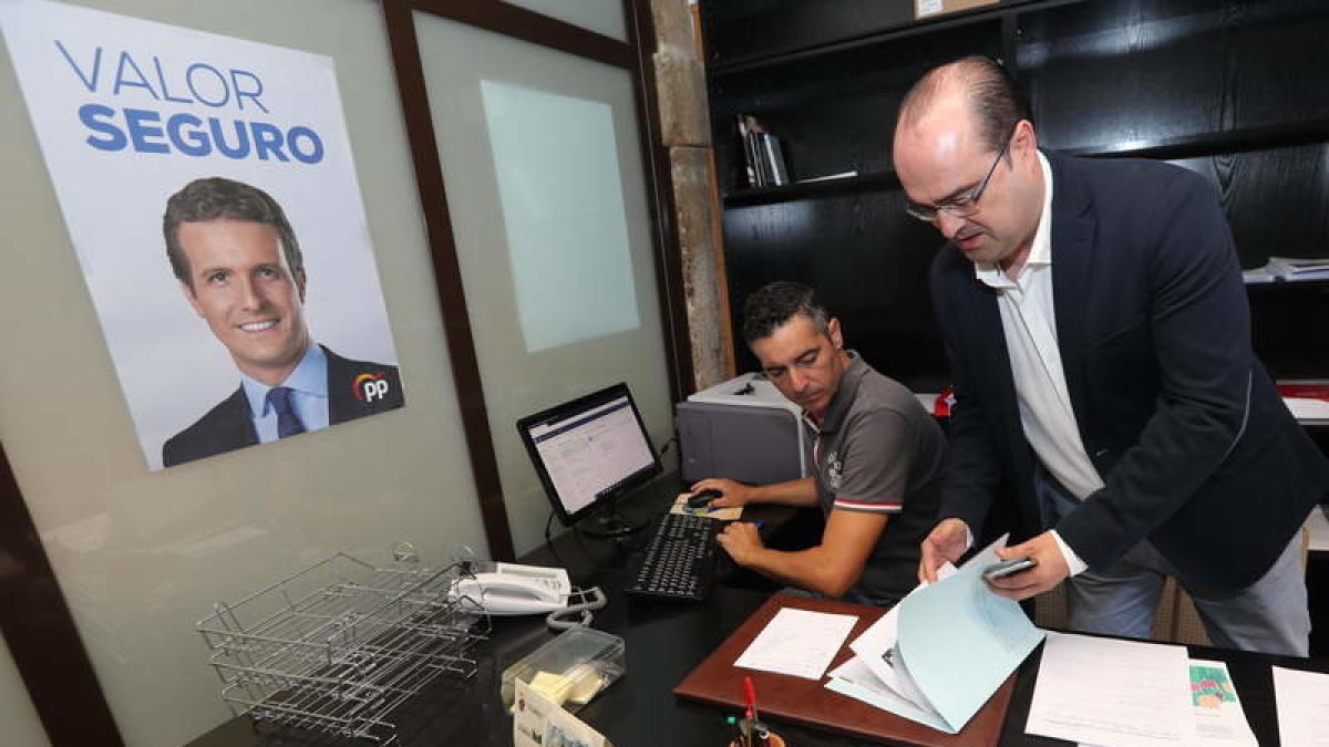 El portavoz, Marco Morala y el concejal Roberto Mendo en el despacho de la formaicón. ANA F. BARREDO