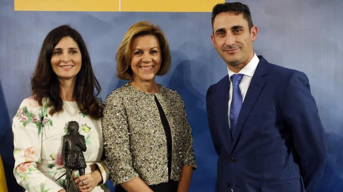Cospedal, con Cristina Fanjul y el capitán Ricardo Vega, que participó en el reportaje. RAQUEL P. VIECO