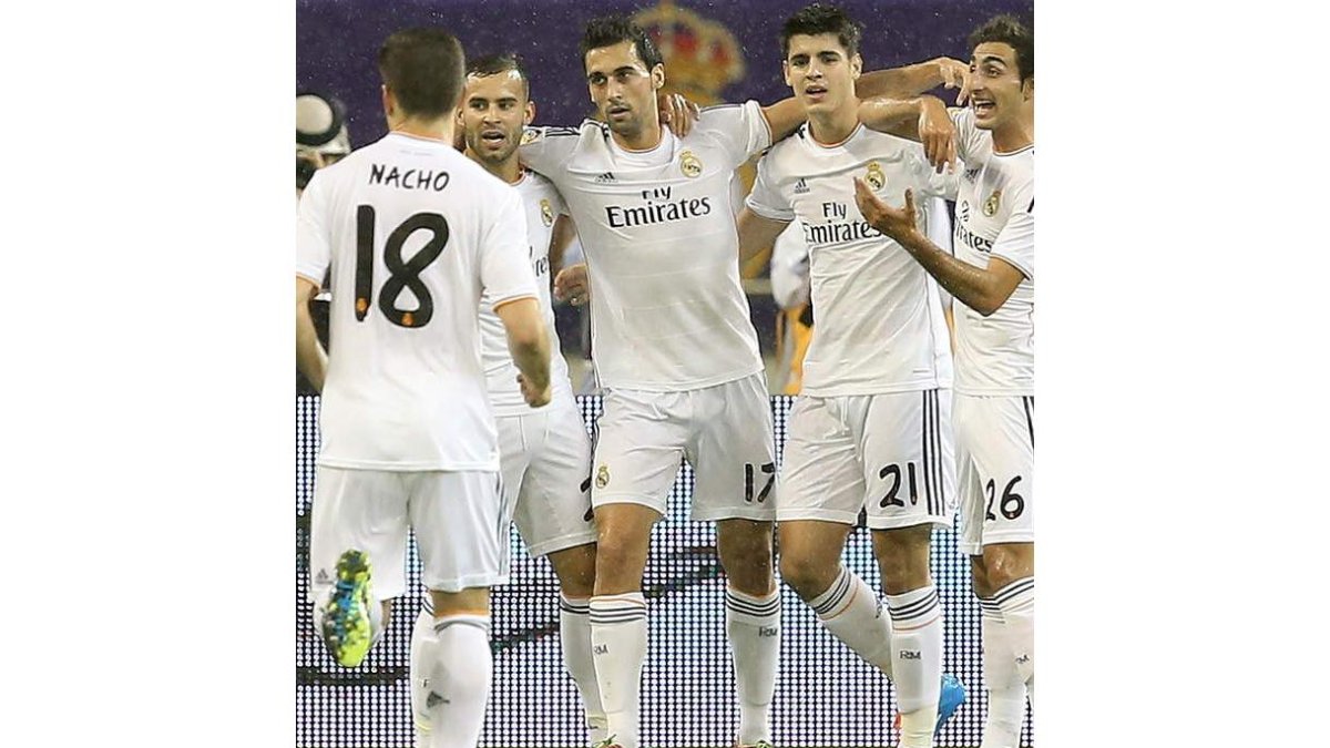 Jugadores del Madrid celebran con Jesé el gol del canterano.