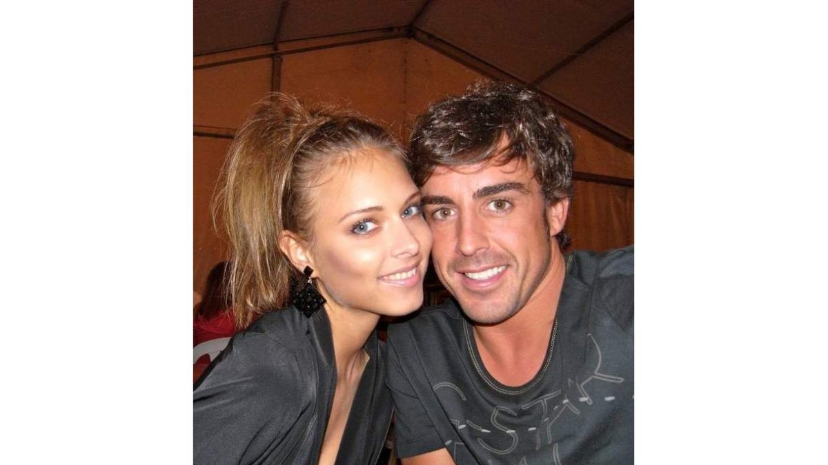 La modelo Dasha, junto al piloto Fernando Alonso durante sus vacaciones en Asturias.