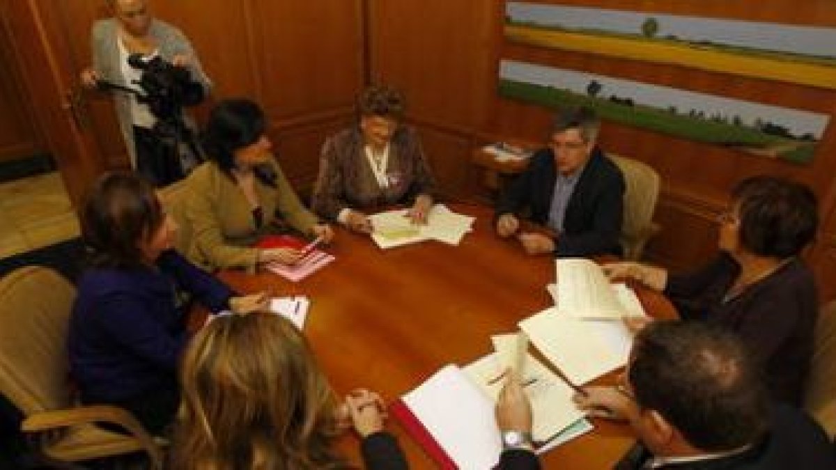 Los representantes de las asociaciones y del Ayuntamiento en la firma del convenio.