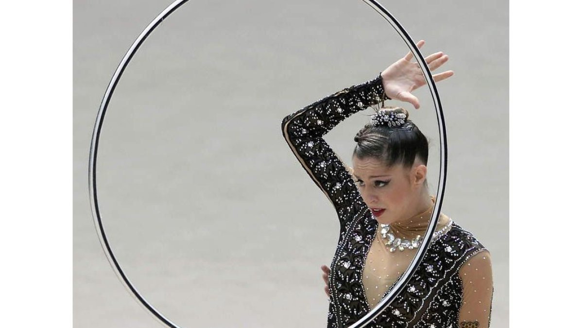 Carolina Rodríguez alcanza la final de aro en Colombia.