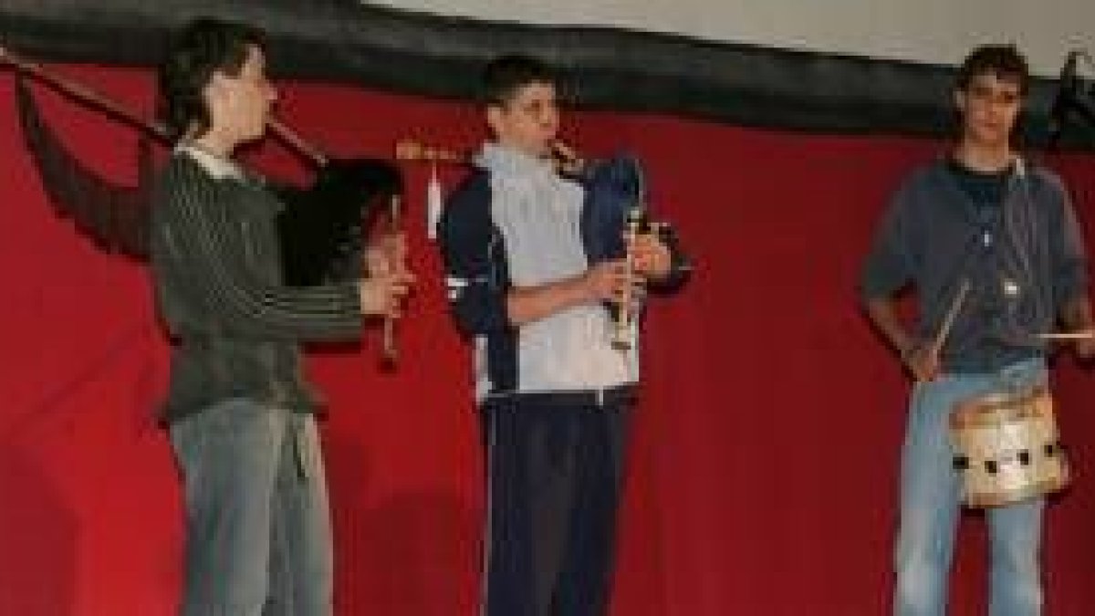 Alumnos de la Escola de Gaitas de Vilafranca ayer sobre el escenario del Cine Faba