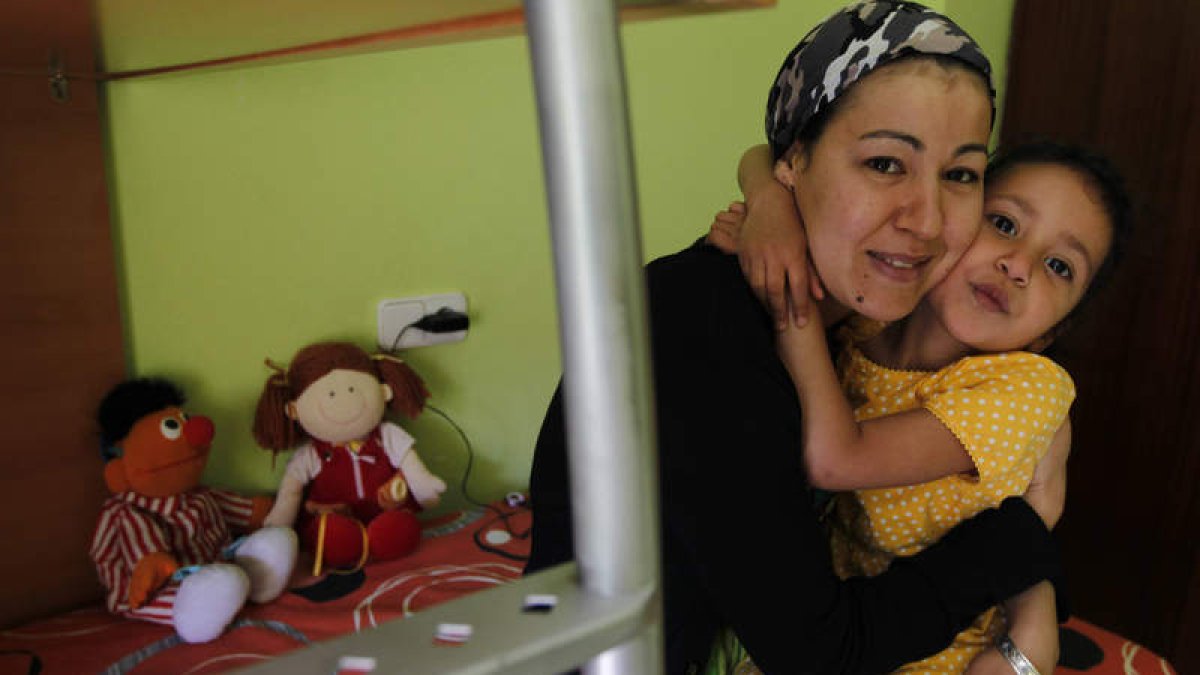 Mbarka, de 33 años, posa con su hija Zainab, de 3 años, en la casa de acogida de la Fundación Isadora Duncan.