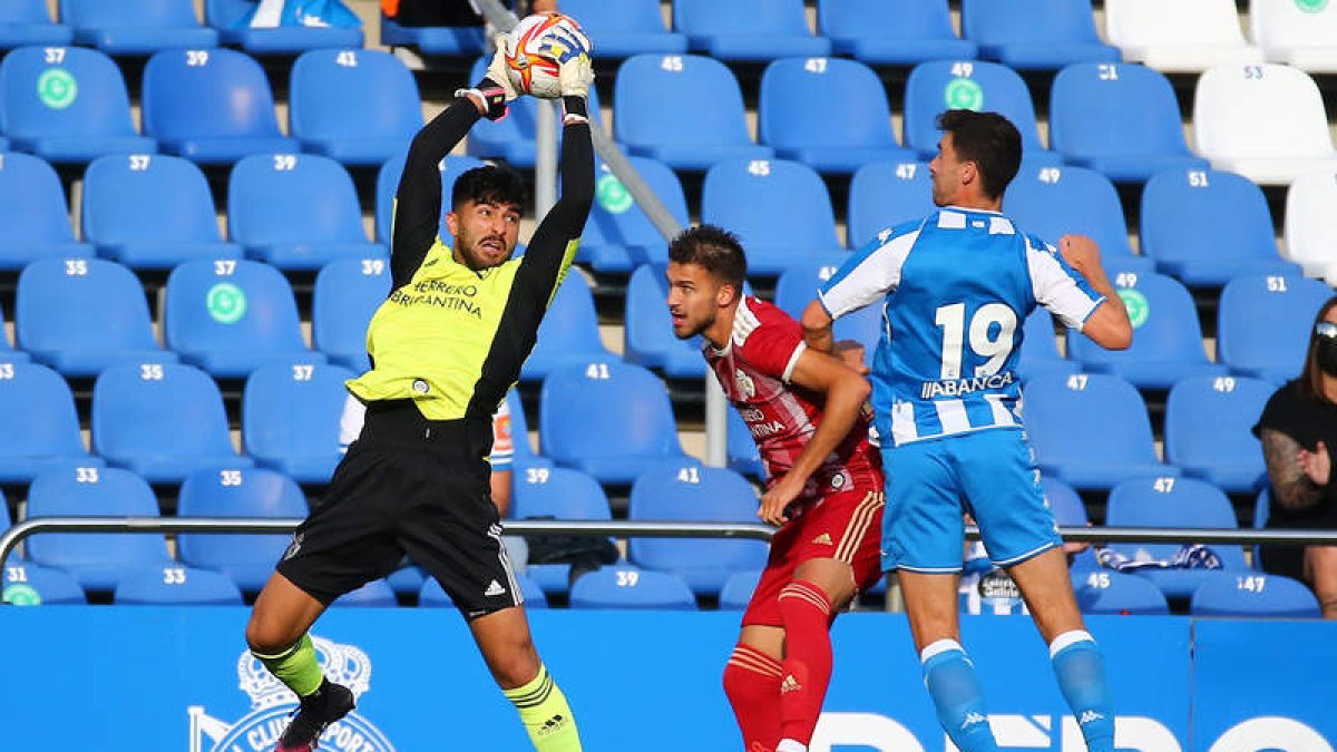 El portero de la SD Ponferradina Amir Abedzadeh presumiblemente regresará al marco. DE LA MATA