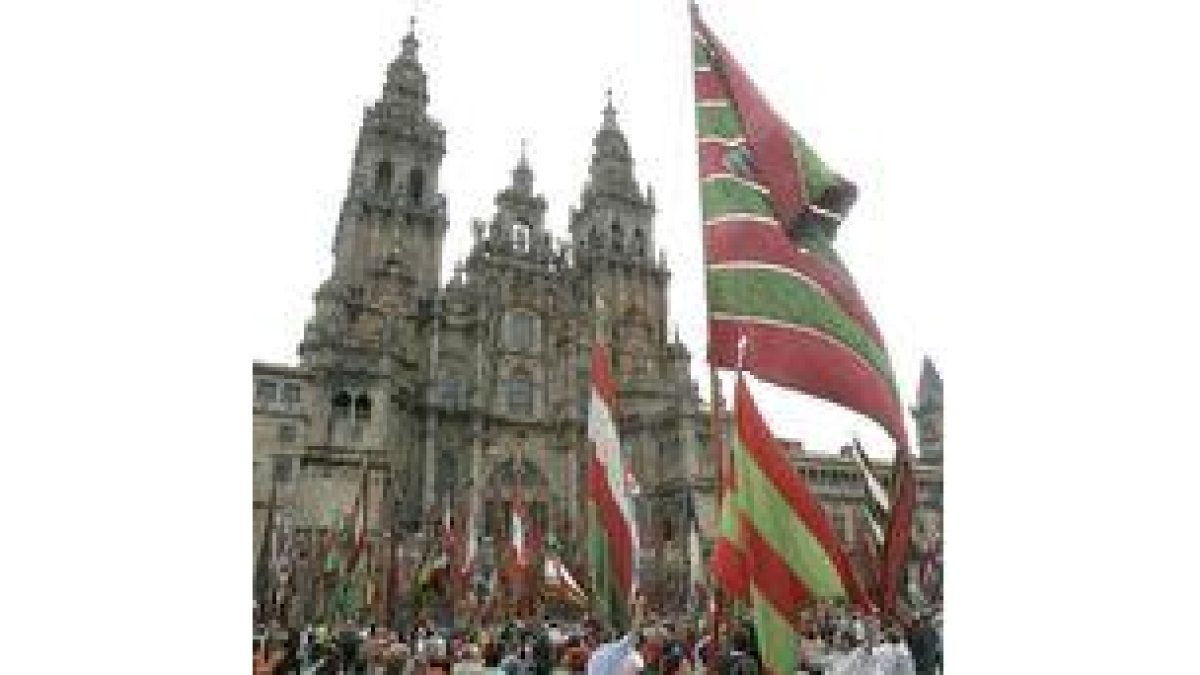 Aspecto que presentaban los pendones leoneses en la Plaza del Obradoiro