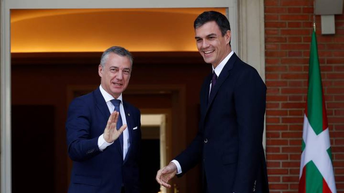 El presidente del Gobierno, Pedro Sánchez (d), recibe al lehendakari, Íñigo Urkullu, en imagen de archivo de 2018. CHEMA MOYA