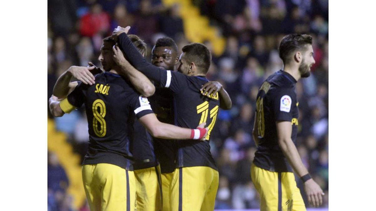 Los jugadores del Atlético celebran uno de sus goles. GALLEGO