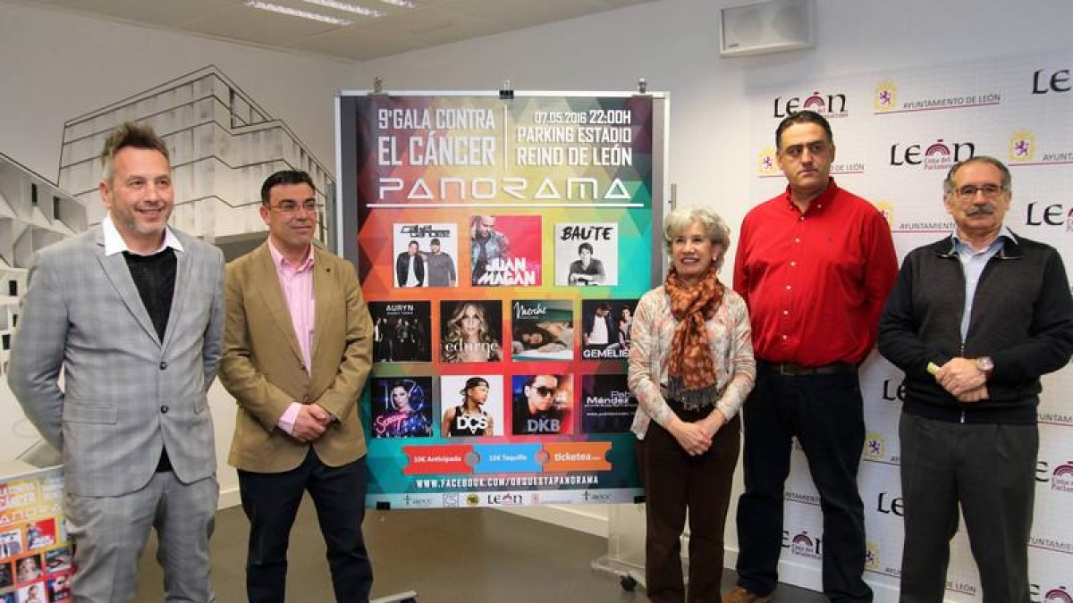 Representantes de la Orquesta Panorama, del Ayuntamiento y de la Asociación contra el Cáncer, ayer en León