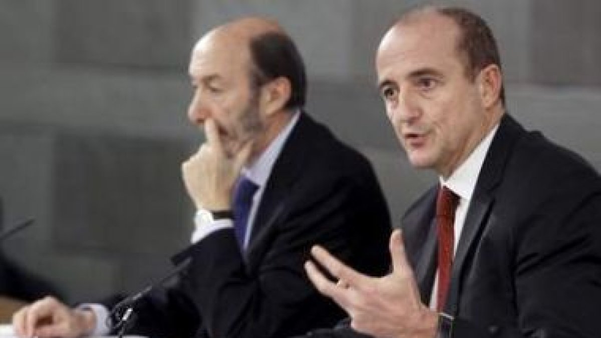 El vicepresidente Pérez Rubalcaba y el ministro de Industria, Miguel Sebastián, explican el nuevo pl