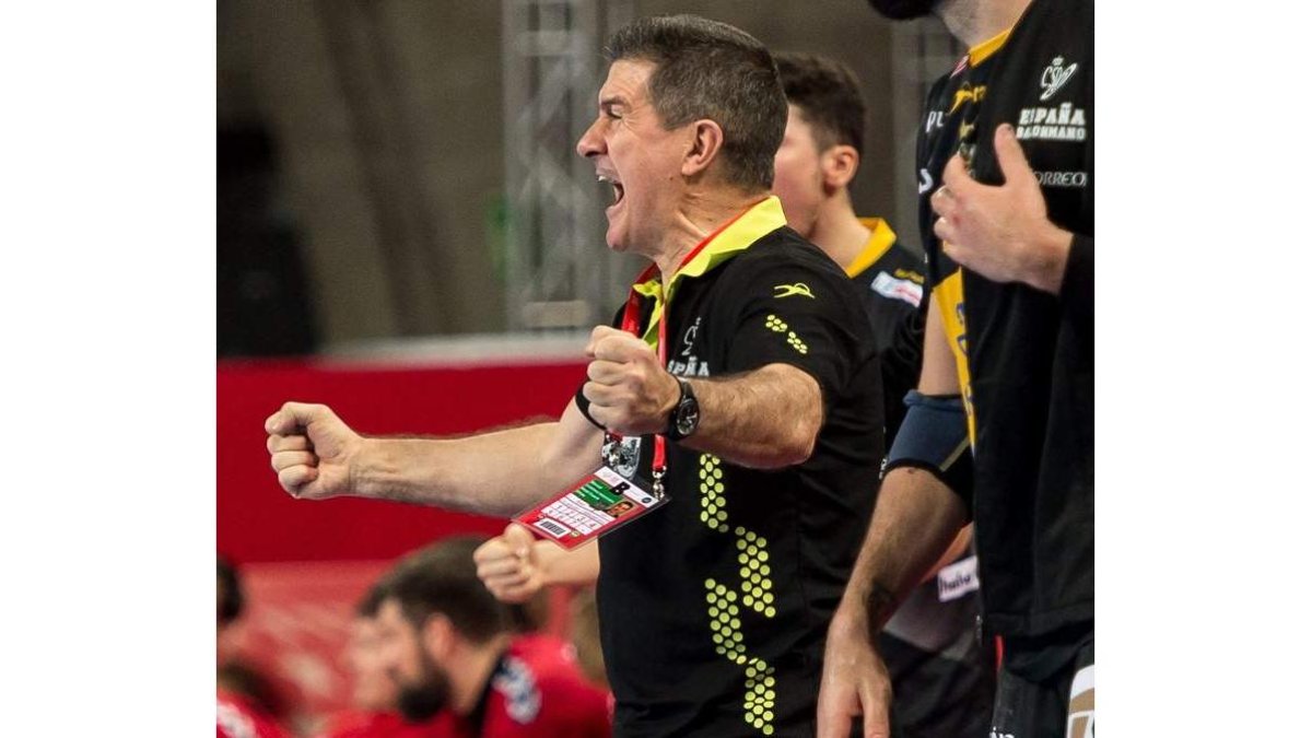 El seleccionador nacional, el leonés Manolo Cadenas, celebra la victoria hispana.