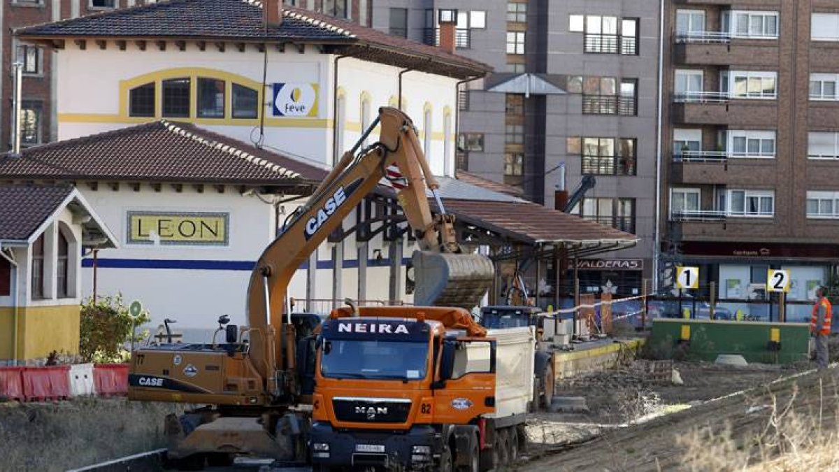 Los trabajos de levantamiento de la solera de hormigón han empezado por el apeadero.