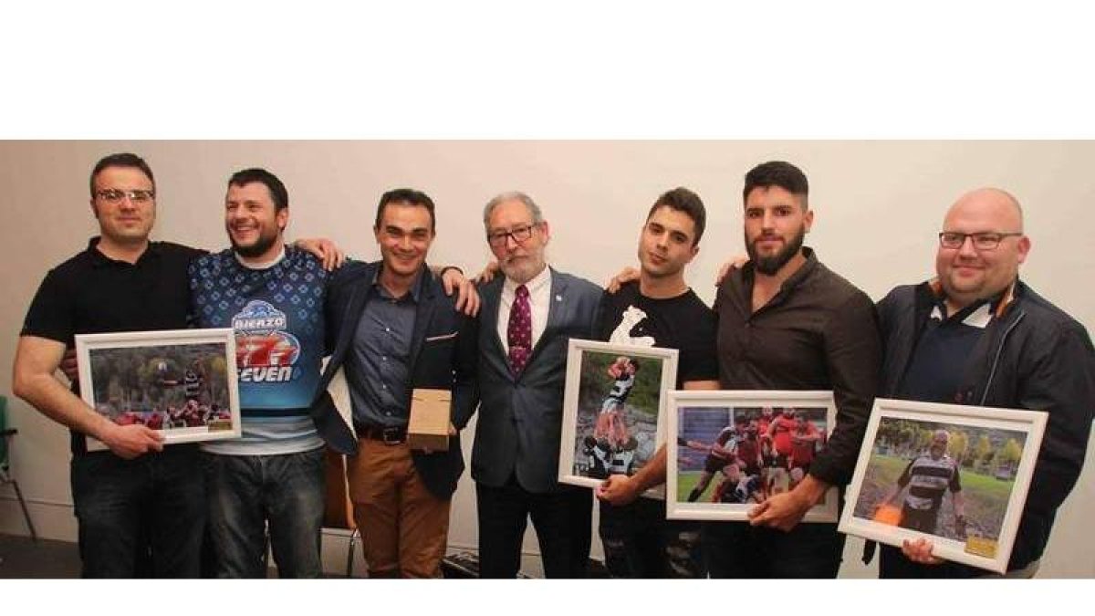 El seleccionador autonómico Roberto Baelo junto al resto de homenajeados por Bierzo Rugby. DL