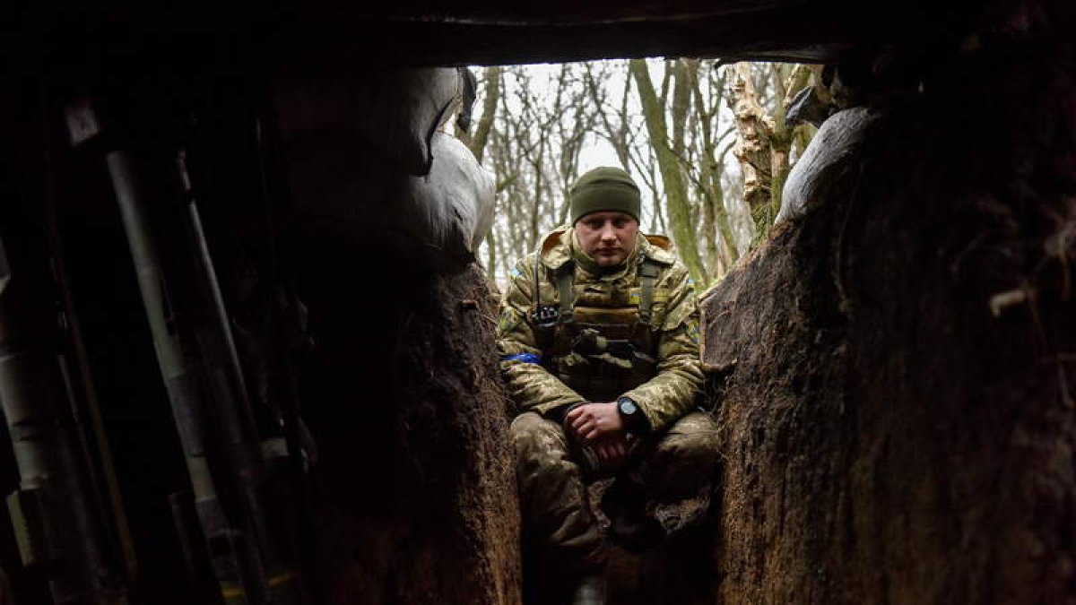 Imagen de un soldado ucraniano en el frente del Donestk. OLEG PETRASYUK