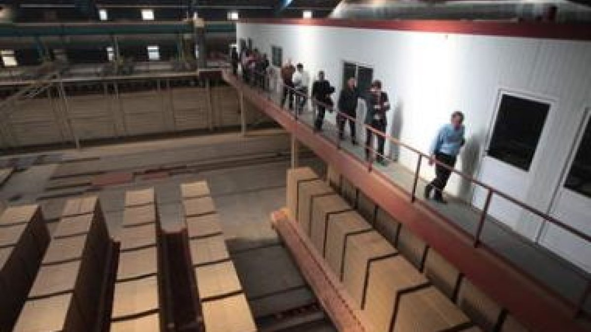 Visita de los parlamentarios socialistas a la fábrica de Ceranor, ayer en Valencia de Don Juan