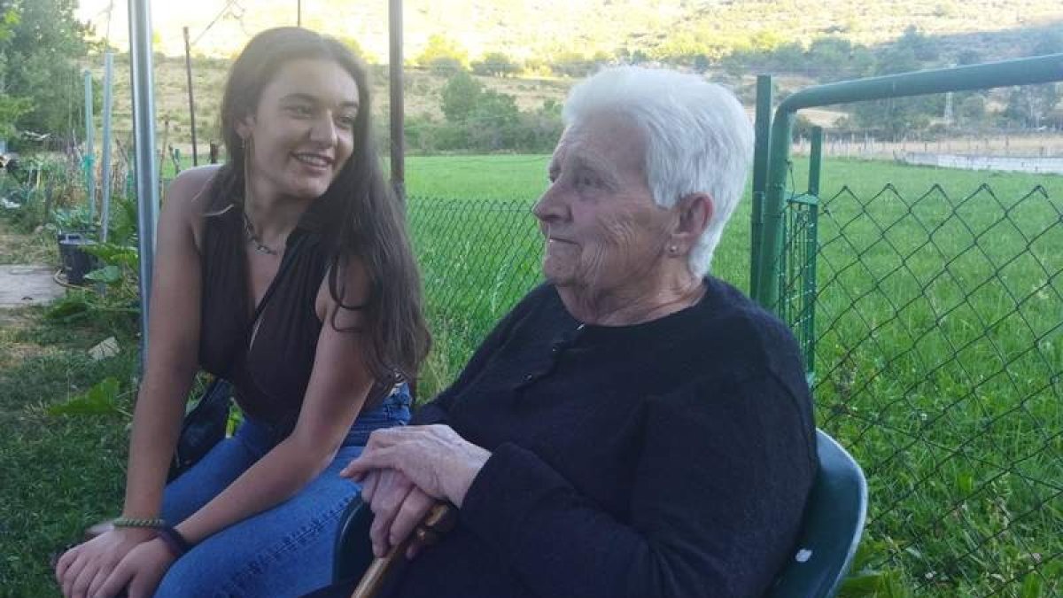 Elisa García Álvarez y Licinia, en Peñalba de los Cilleros este verano. GAITERO