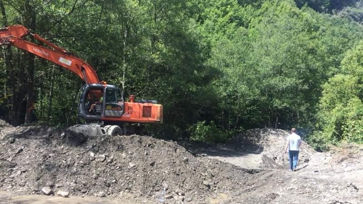 Las máquinas retiraban días atrás escombro en la carretera de Peñalba por el valle del Oza. DL