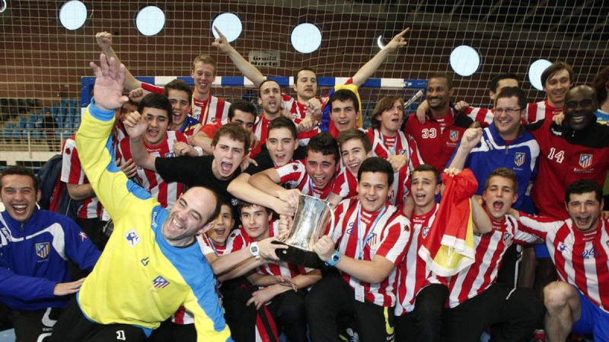 Los jugadores del Atlético de Madrid celebran el título de campeones de la Copa del Rey de balonmano tras vencer al Barcelona.