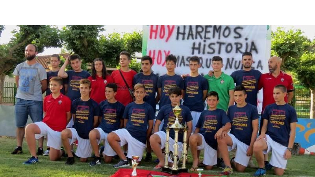 Los integrantes de la plantilla posan tras lograr el ascenso. DL